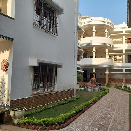 Hotel Kolam ชานตี นิเคทัน ภายนอก รูปภาพ