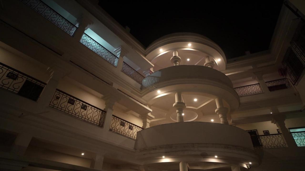 Hotel Kolam ชานตี นิเคทัน ภายนอก รูปภาพ