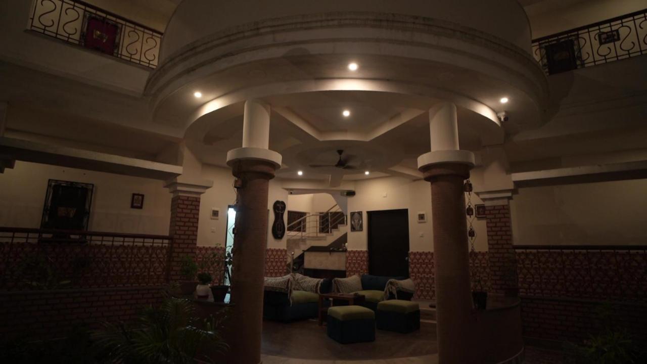 Hotel Kolam ชานตี นิเคทัน ภายนอก รูปภาพ
