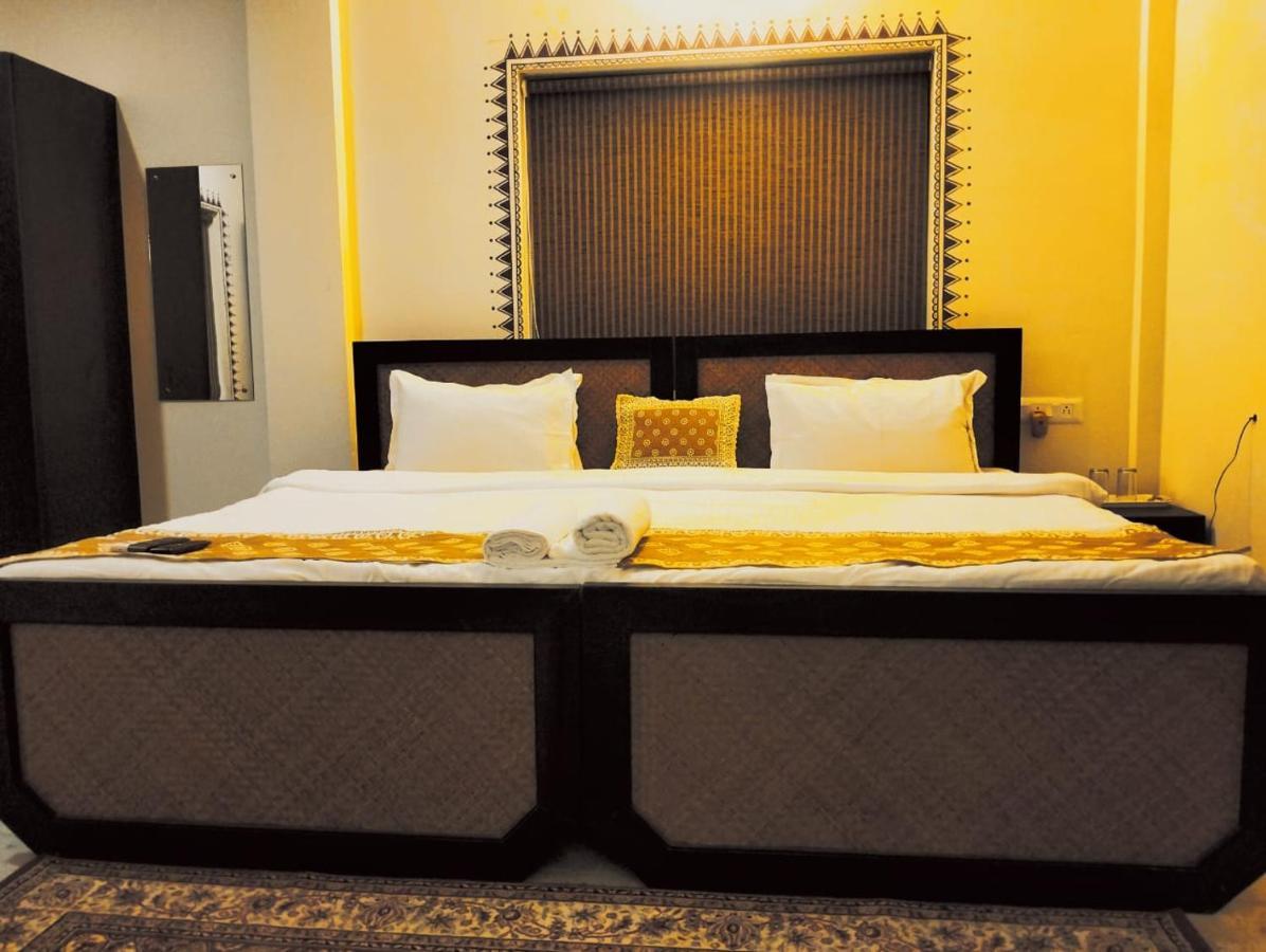 Hotel Kolam ชานตี นิเคทัน ภายนอก รูปภาพ