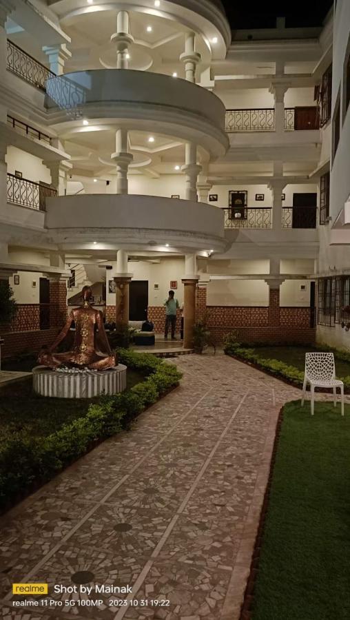 Hotel Kolam ชานตี นิเคทัน ภายนอก รูปภาพ