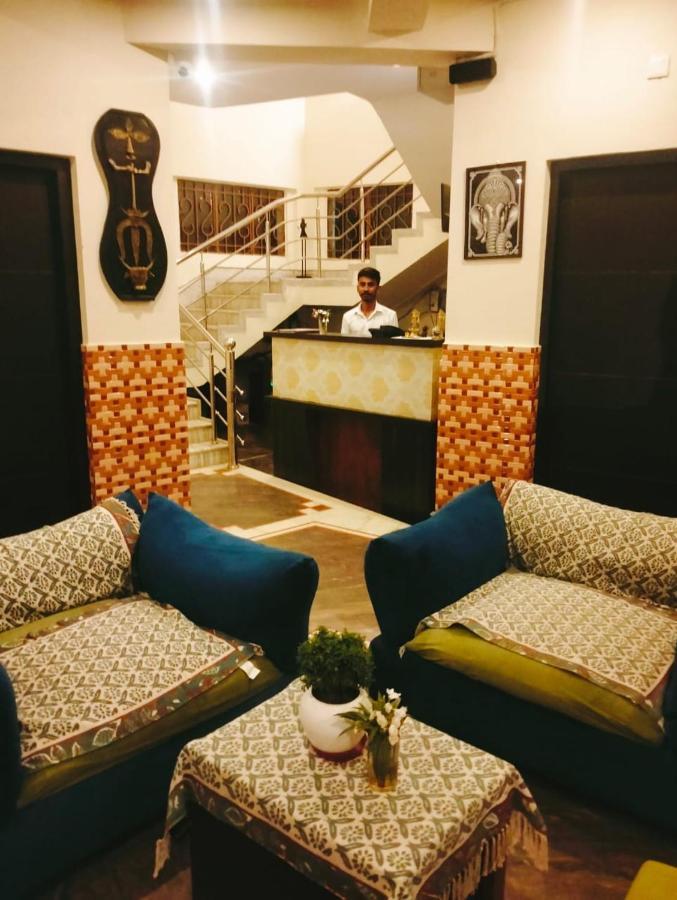 Hotel Kolam ชานตี นิเคทัน ภายนอก รูปภาพ