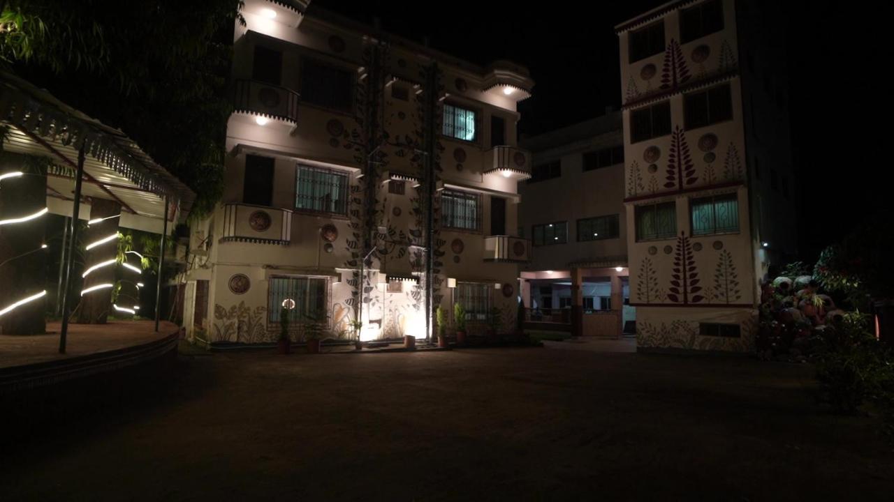 Hotel Kolam ชานตี นิเคทัน ภายนอก รูปภาพ