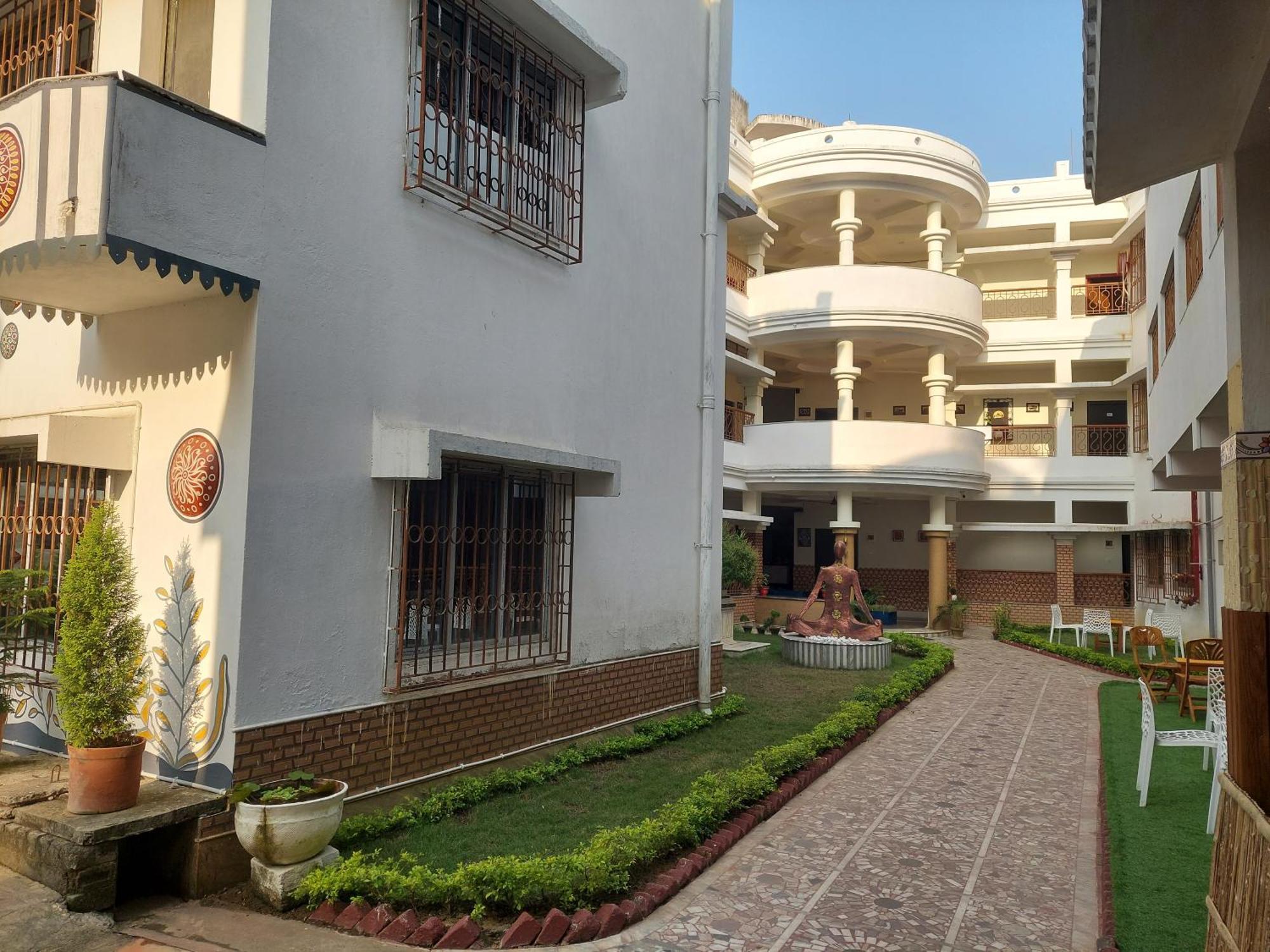 Hotel Kolam ชานตี นิเคทัน ภายนอก รูปภาพ