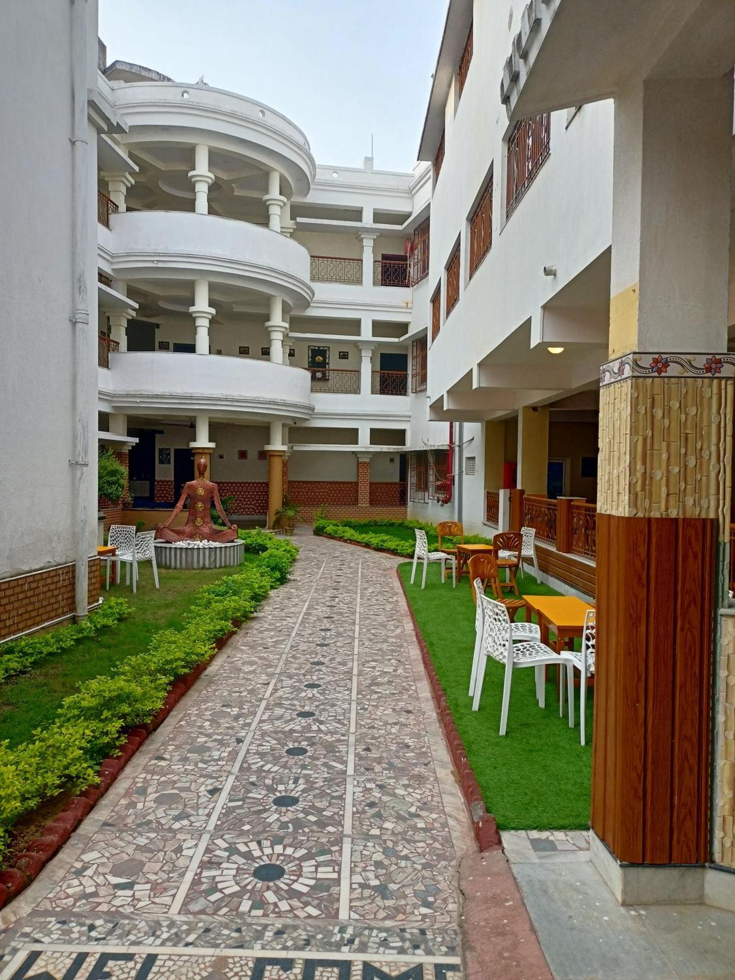 Hotel Kolam ชานตี นิเคทัน ภายนอก รูปภาพ