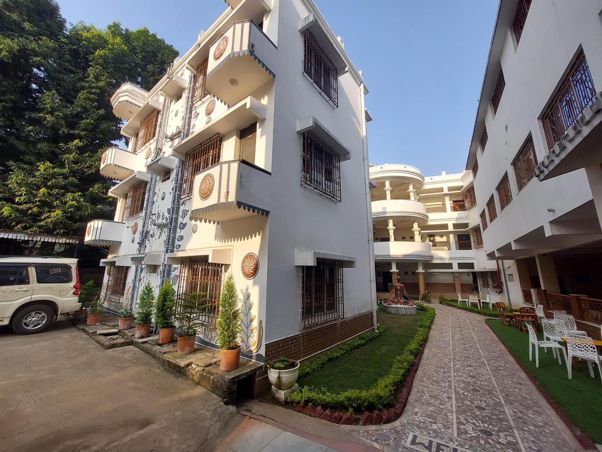 Hotel Kolam ชานตี นิเคทัน ภายนอก รูปภาพ